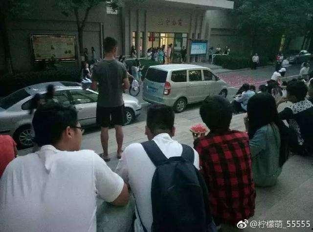 校园表白成功的吃瓜群众,围观群众纷纷吃瓜热议