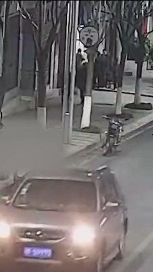 男子醉酒满满的吃瓜群众,围观群众笑翻天