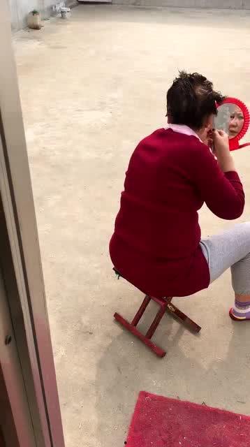 阿姨年终吃瓜群众,吃瓜群众的欢乐盛宴